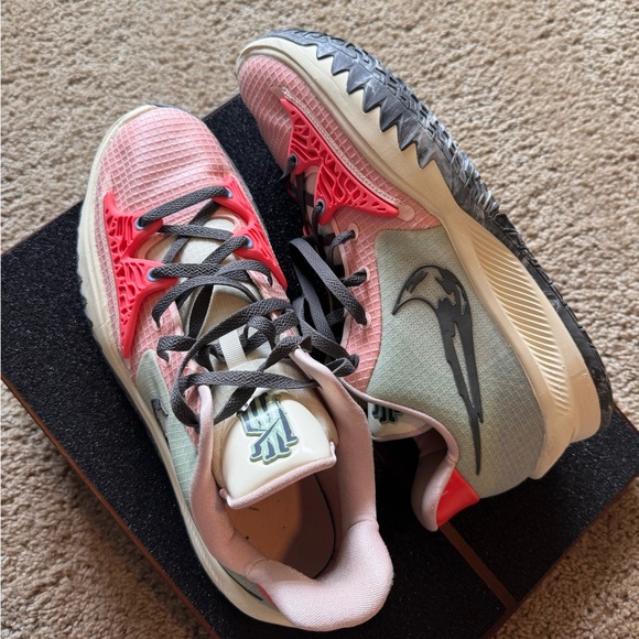 KYRIE 4 LOW PALE CORAL - Picture 5 of 6